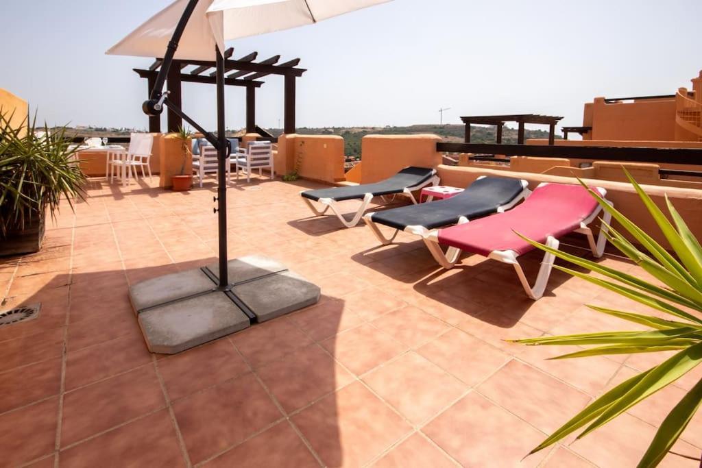 شقة Penthouse With Roof Terrace, Bbq, Pool- And Sea Views Buenas Noches المظهر الخارجي الصورة
